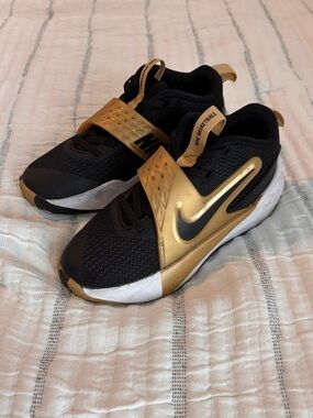Nike Boys Girls Black and Gold Basketball Shoes